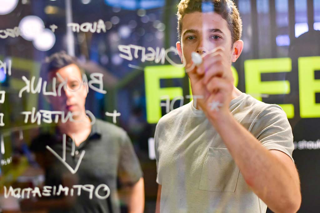 Job de rêve : le podcast de Lena Situations, Couch, recrute son assistant·e programmation avec Hellowork